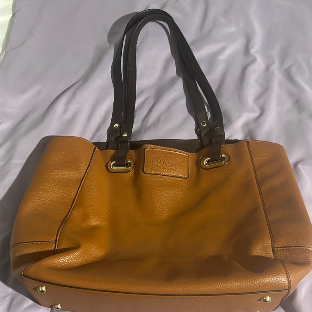 Spacious Brown Leather Tote with Structured Design bass